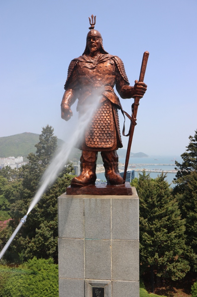 ▲ 이순신동상 친수식 모습