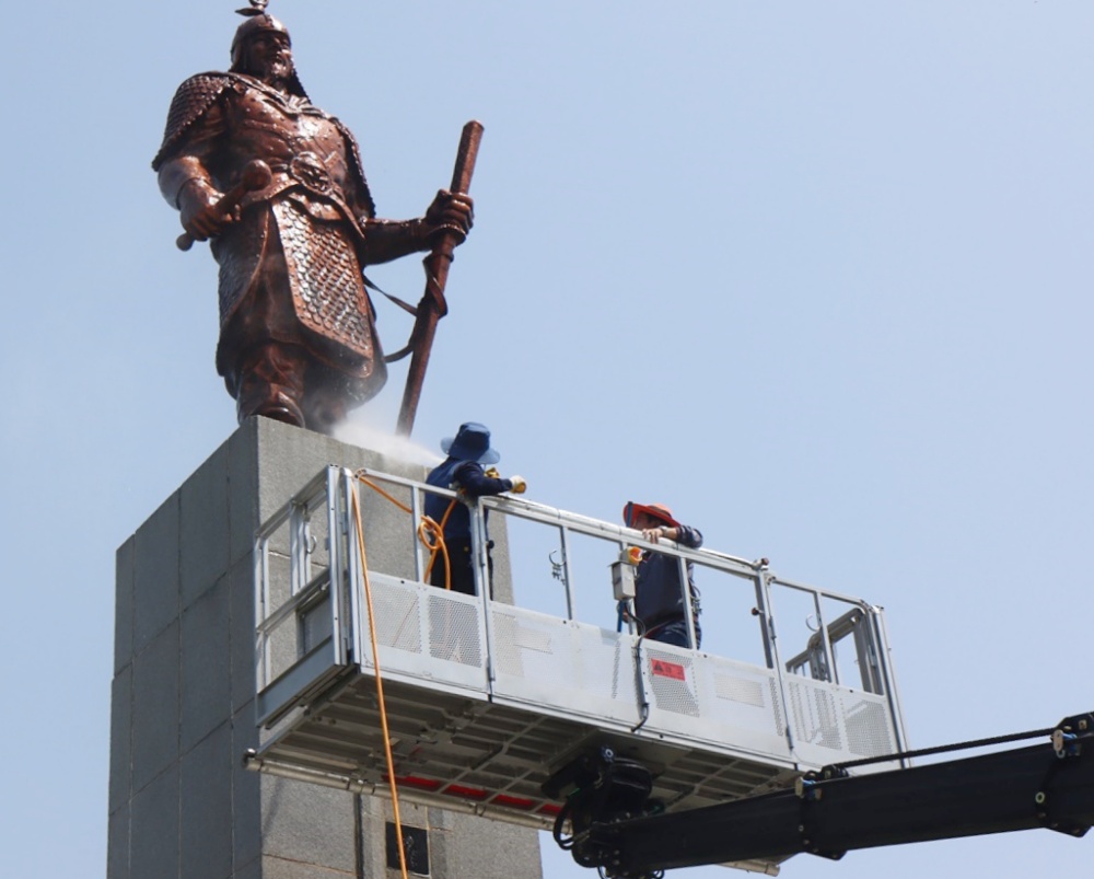 ▲ 이순신동상 친수식 모습