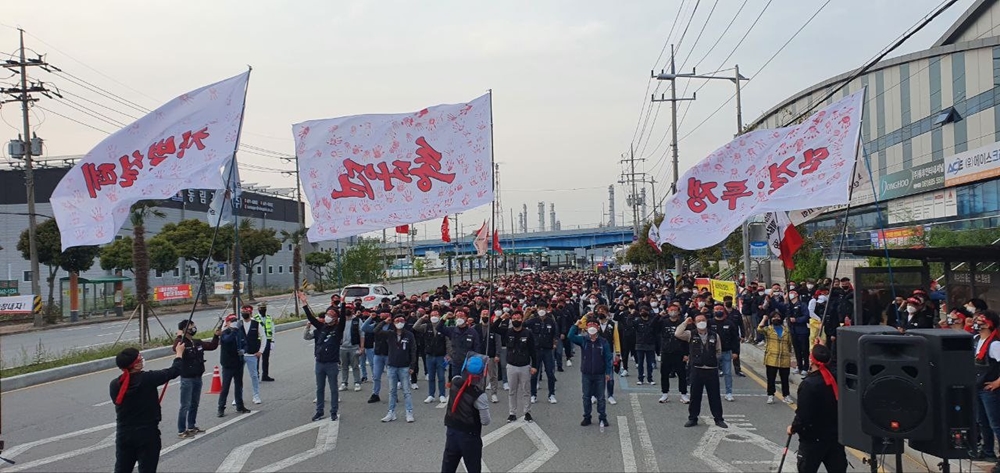 ▲경고파업 돌입한 롯데첨단소재 사내하청지회  ⓒ김대건