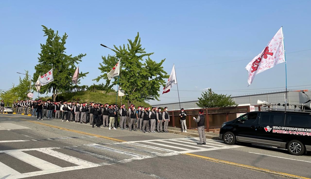 ▲경고파업 돌입한 롯데첨단소재 사내하청지회 ⓒ김대건