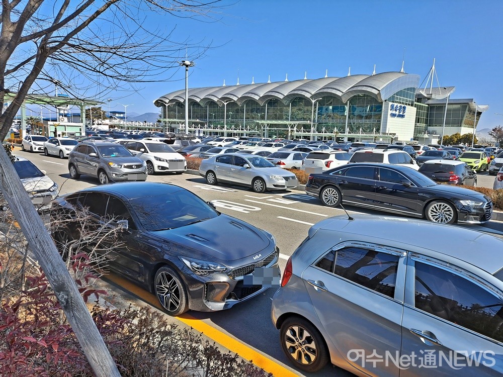 ▲여수공항 내부 도로는 불법 주정차한 차량들이 양쪽 노면을 다 차지했다. ⓒ조찬현
