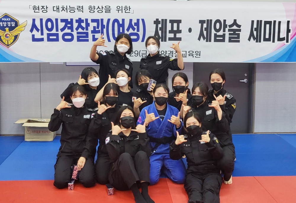 ▲  여성경찰관 체포·제압술 세미나와 교육·훈련 참여자 기념사진