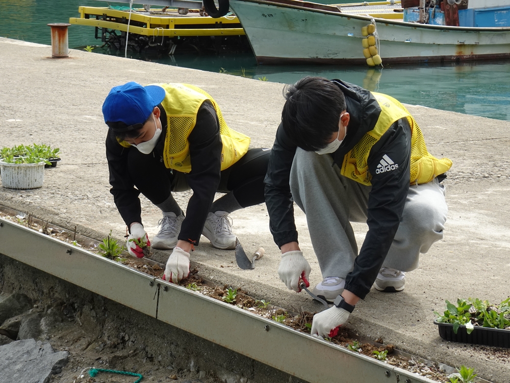 ▲ 한영대학교 학생이 야생화 모종을 심고 있다