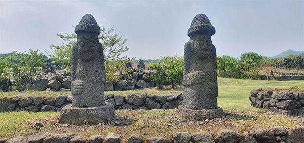 ▲ 돌하르방 모습. 몽골 수흐바타르 지방 다리강가 솜에 있는 석인상과 비슷하다. 제주는 13세기 말부터 몽골족이 들어와 몽골국립목장을 설치해 몽골의 다양한 문화유산이 남아있다. 하르방의 어원이 몽골어 "하라"(망보다, 파수보다)와 "바라칸"(신, 왕)의 합성어로 "하르방"은 수호신의 성격을 갖는다.  ⓒ고순옥 제공
