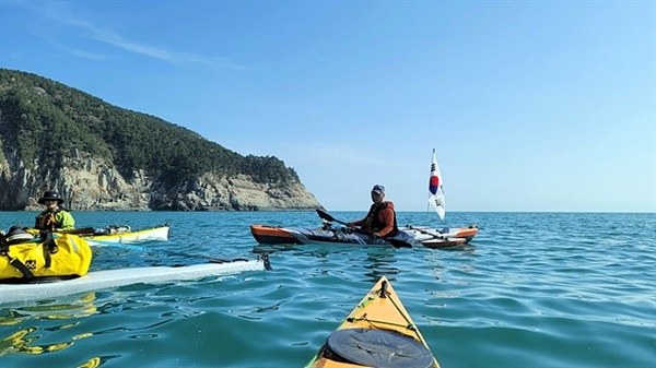 ▲엑스트립 카약팀과 소룡단에서 합류한 이효웅. 카약 뒤에 태극기 단 분이 이효웅씨다  ⓒ이효웅