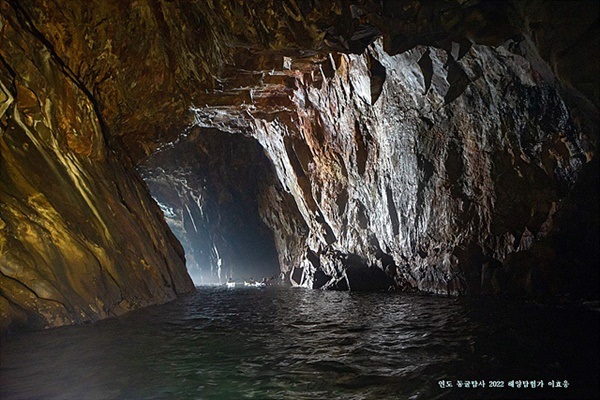 ▲소리도 솔팽이굴로 보물을 숨겨뒀다는 이야기가 전해지는 동굴이다  ⓒ이효웅