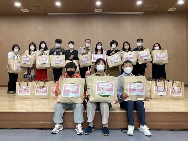 ▲ 여천NCC(주)와 아름다운가게에서 어린이를 위한 친환경 간식 꾸러미를 여수시장애인종합복지관에 전달하고 있다