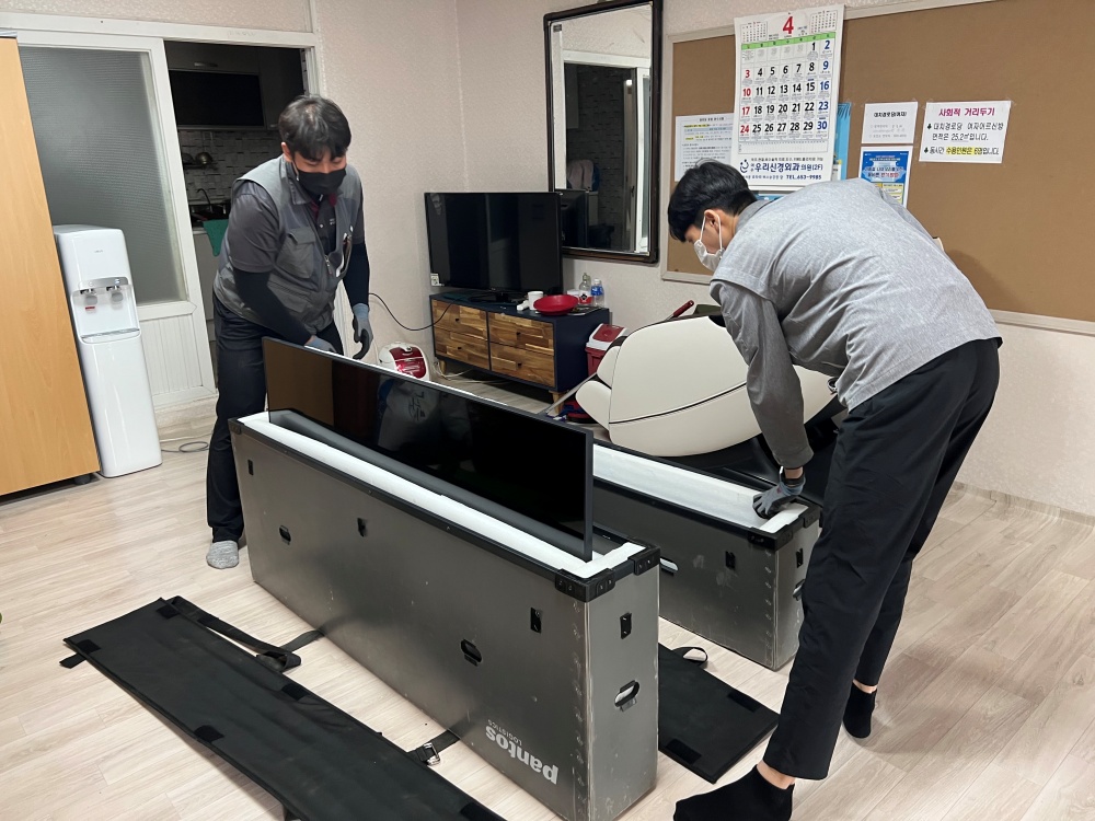 ▲ 대치경로당에 TV를 설치하고 있다.