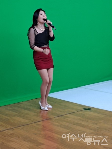 ▲ 가수 랑희가 여수넷통TV에 출연 ‘꽃바람 여인’ 노래를 열창하고 있다. ⓒ조찬현