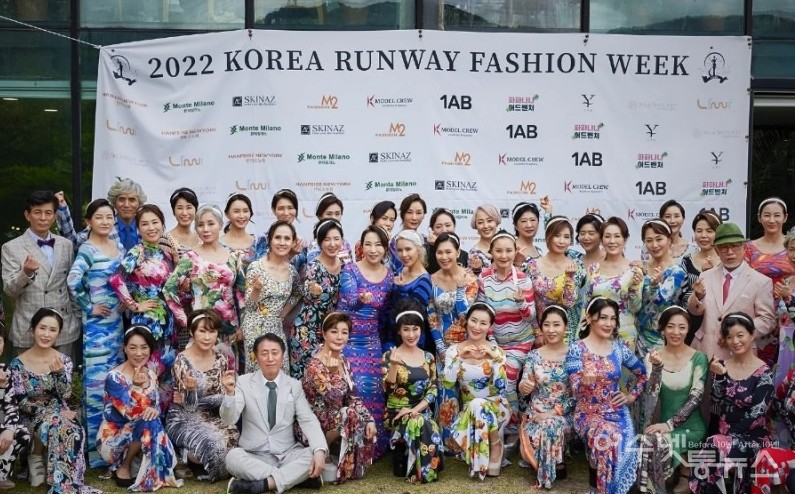 ▲ 텔렌트나 전문모델이 아닌 일반인들이 참가하는 시니어 패션쇼는 국내는 물론 미국, 일본 등 패션쇼에 관심 있는 많은 사람들이 참가하는 대중 행사로 자리잡고 있다. 오서희 작가는 여수에서 시니어 패션쇼 개최의지를 밝혔다   ⓒ 오서희 제공
