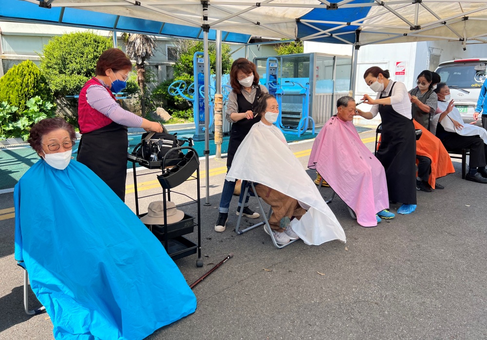 ▲어버이날을 맞아 동여수노인복지관에서 무료이미용서비스가 진행됐다.