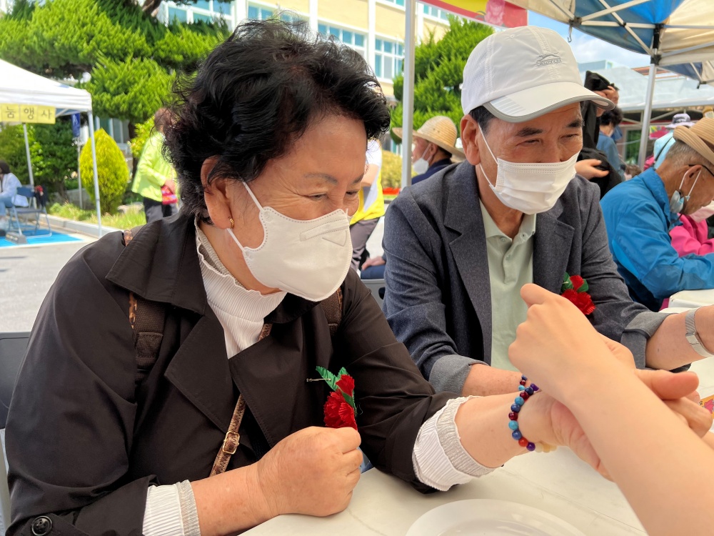 ▲ 카네이션 달아 드리기와 염주팔찌만들기 체험 