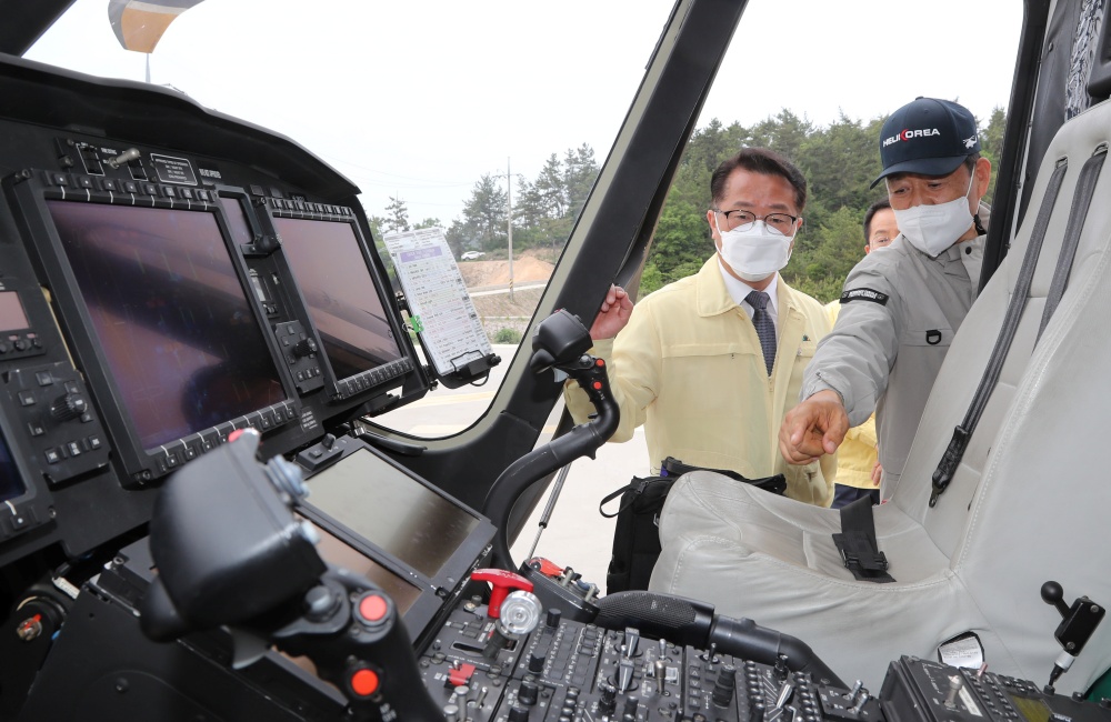 ▲ 닥터헬기 내부를 살펴보는 문금주 행정부지사