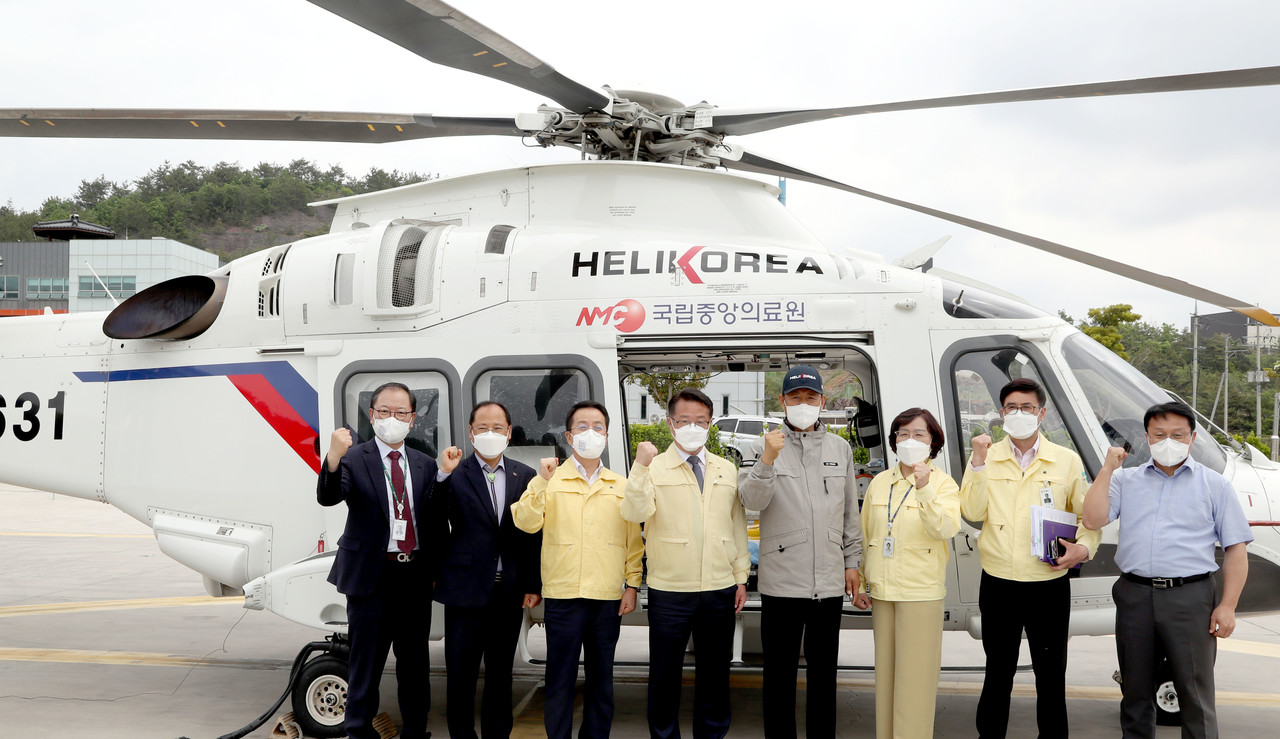 ▲ 전남 닥터헬기 앞에서 기념사진을 찍고 있다.