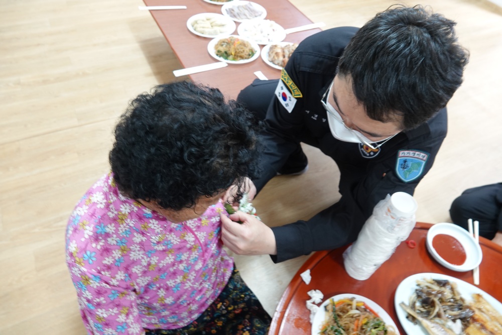 ▲ 가거경비대가 꽃을 달아주고 있다.