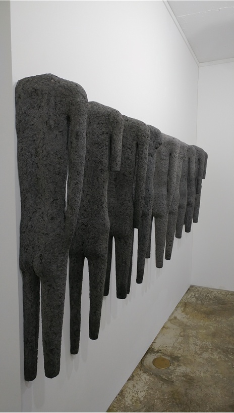 ▲ 그들의 서사-나의 왼쪽 (종이, 114x24x260cm, 2019)