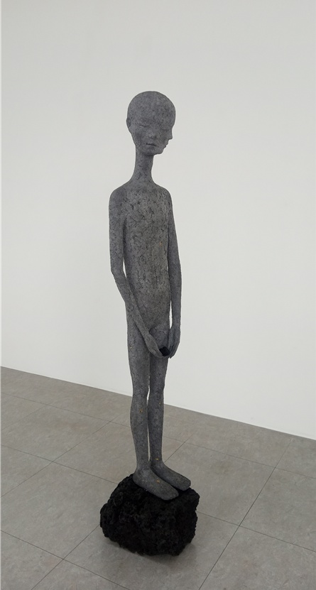 ▲ 그곳으로 (종이, 금박, 현무암,154x27x30cm, 2020)