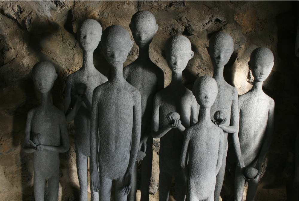 ▲ 길을 찾아서... (종이, 철, 자석 현무암. 가변설치 2015)