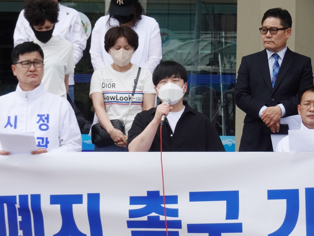 ▲ 기자회견에 참여한 쳥년이 민주당 공천의 부당함을 지적하며 무소속 의원 지지를 호소했다.