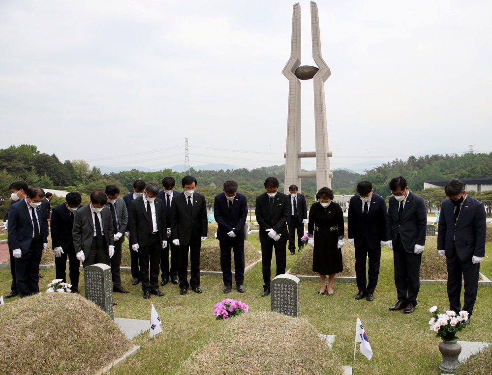 ▲ 국립 5.18민주묘지 합동 참배 나선 도교육청 간부 공무원