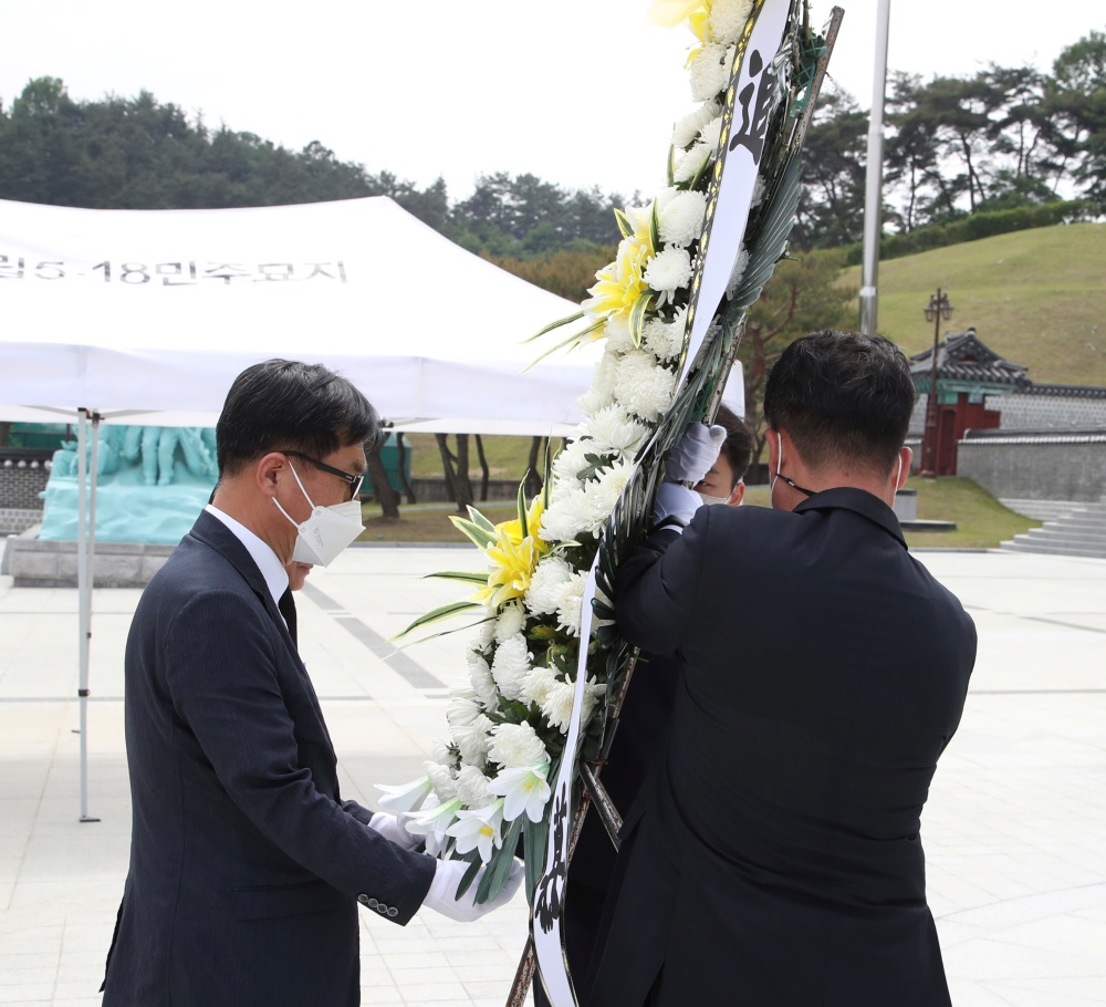 ▲ 국립 5.18민주묘지 합동 참배 나선 도교육청 간부 공무원