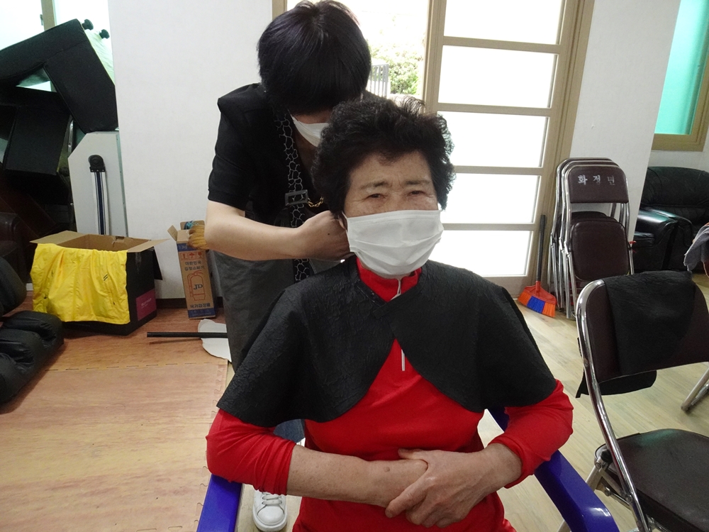 ▲ 미용서비스를 받는 김형례 어르신