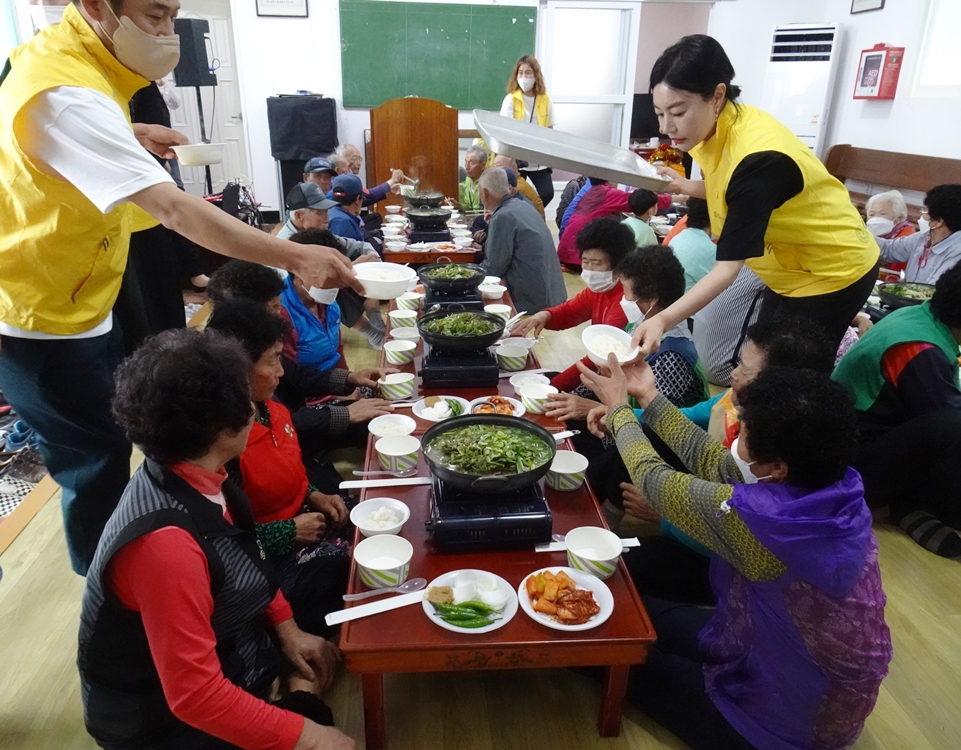 ▲ 어르신을 위한 상이 차려지고 있다.
