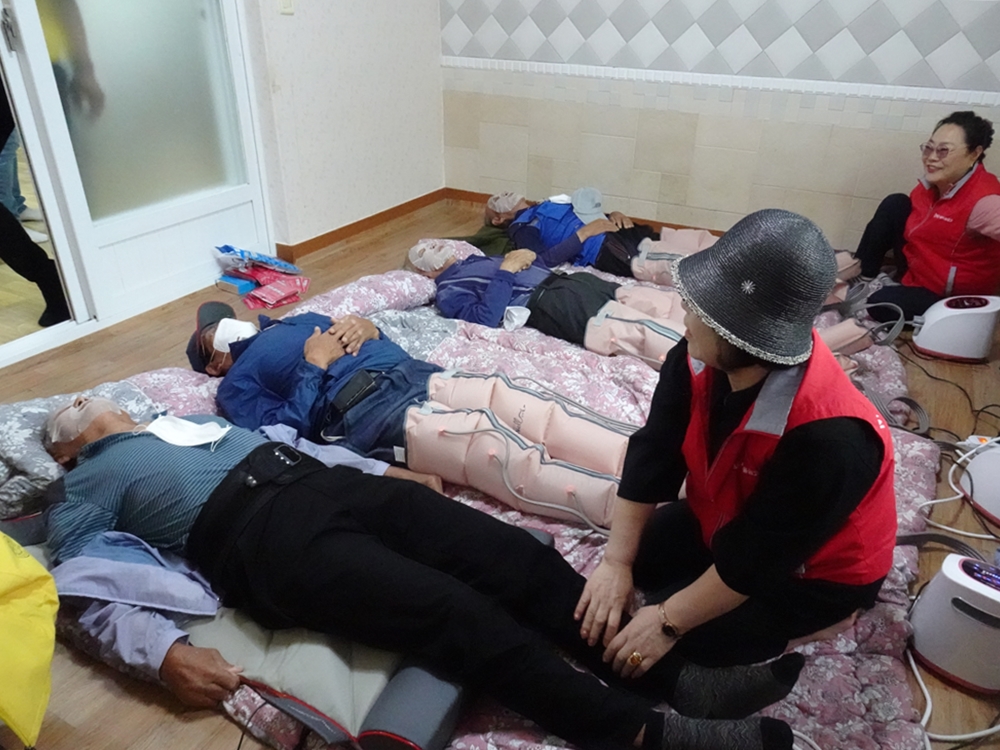 ▲ 느티나무봉사단 윤점례 씨가 안마봉사를 하고 있다.