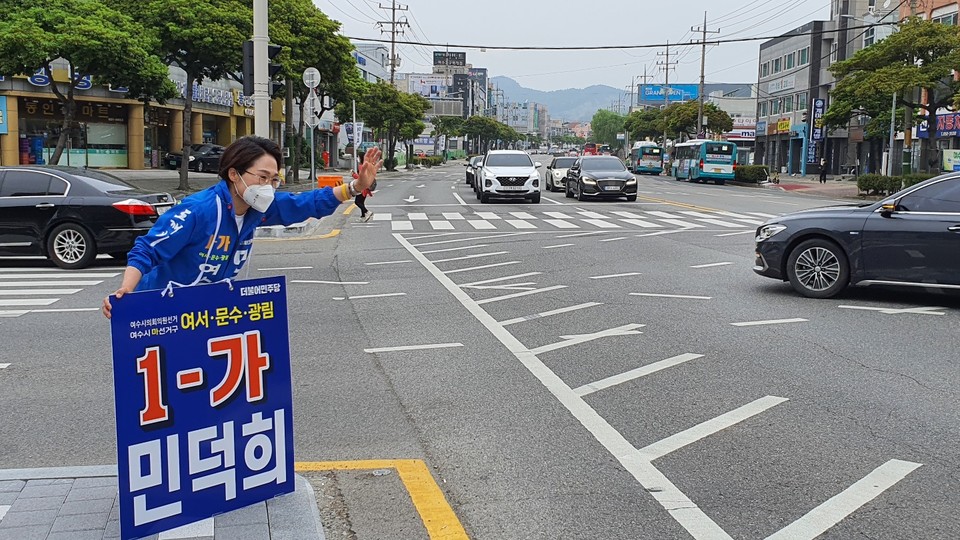 ▲ 시민들에게 인사하는 민덕희 후보