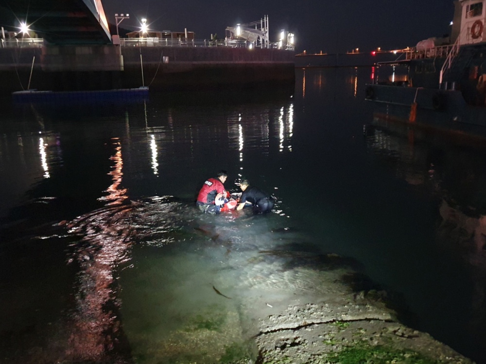 ▲ 해경이 추락자를 구조하고 있다.