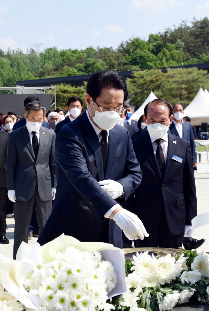 ▲ 김영록 전남도지사 후보가 국립 5·18 민주묘지를 찾아 참배하고 있다.