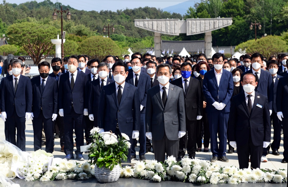 ▲ 김영록 전남도지사 후보가 국립 5·18 민주묘지를 찾아 참배하고 있다.