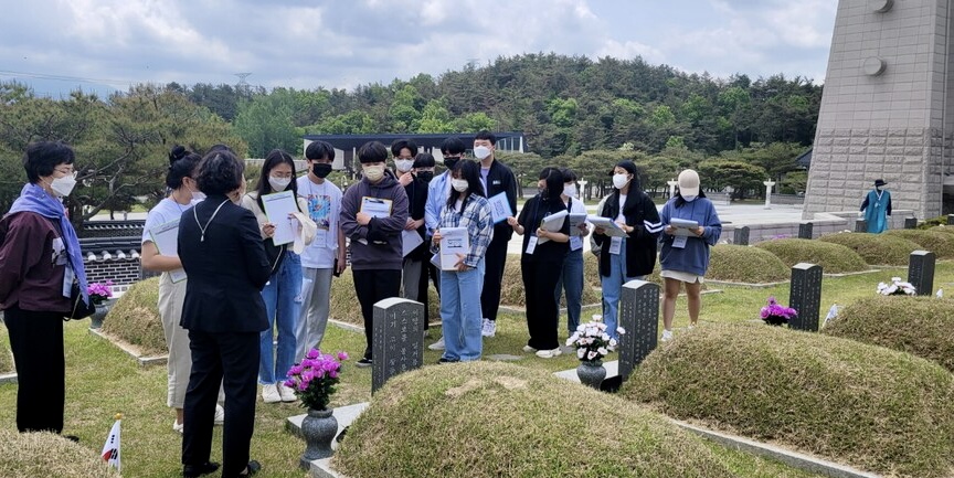 ▲ 5.18민주묘역을 찾은 학생들
