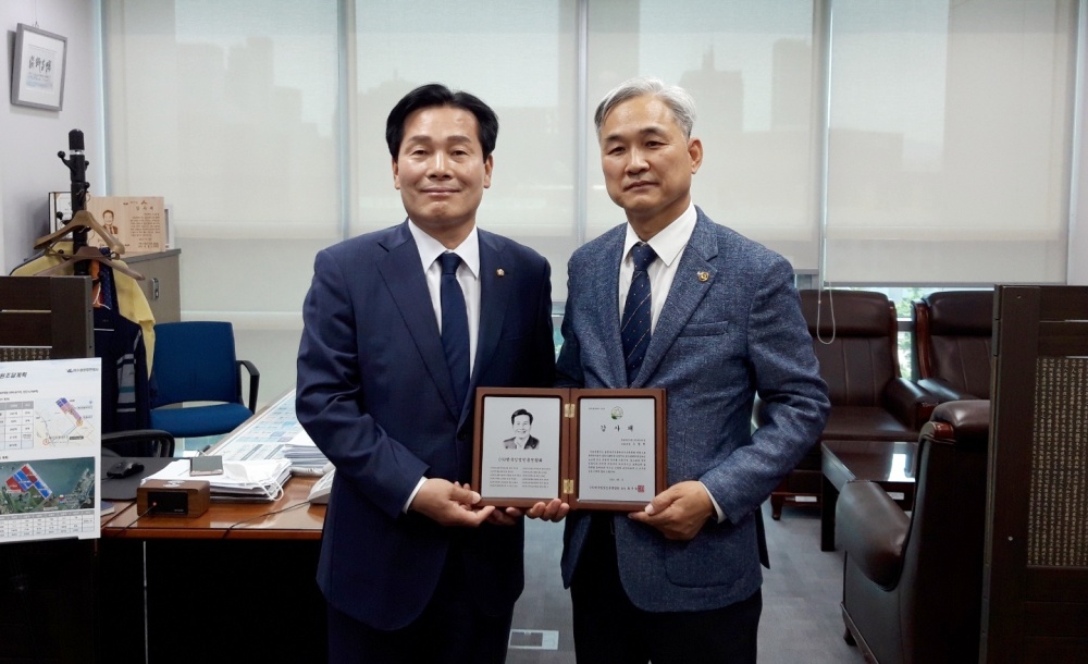 ▲ (사)한국임업인총연합회로부터 감사패를 받은 주철현 국회의원