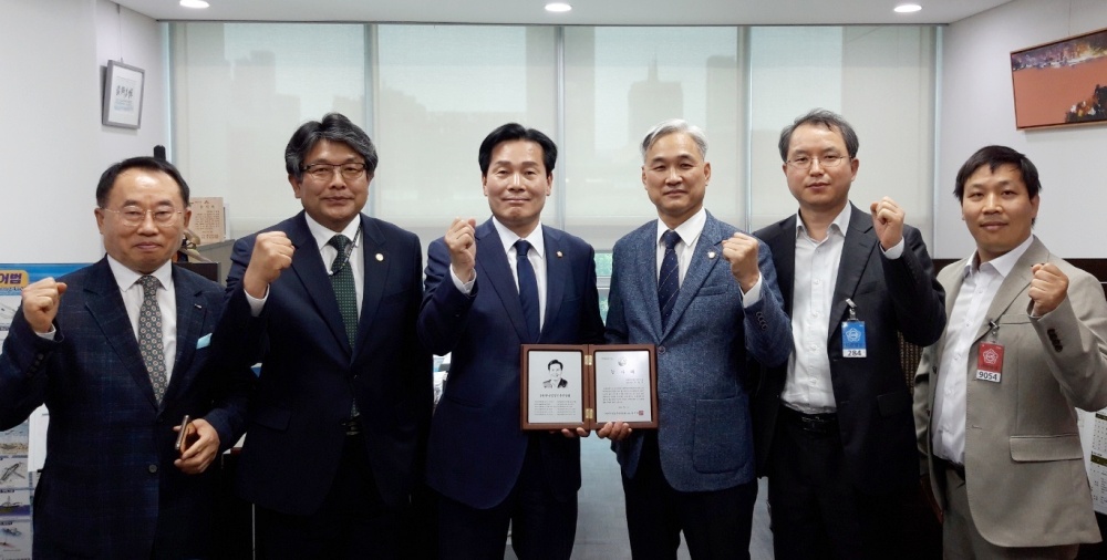 ▲ (사)한국임업인총연합회로부터 감사패를 받은 주철현 국회의원