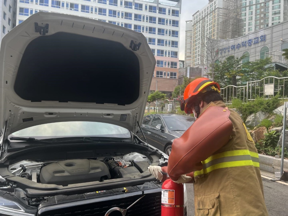 ▲ 전기차 화재현장 출동한 소방대원