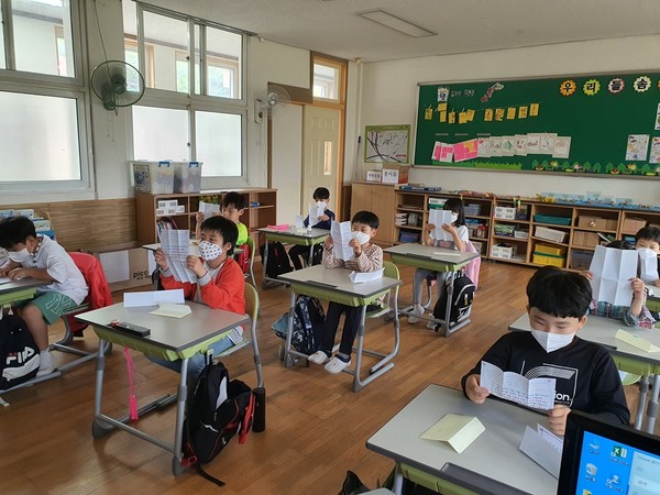 ▲ 담임 선생님의 편지를 읽는 남원왕치초 아이들