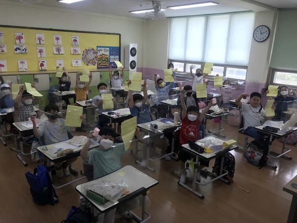 ▲ 지현주 교사의 반 아이들이 편지를 받고 즐거워하는 모습