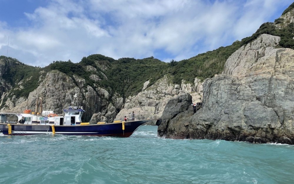 ▲ 해경이 갯바위 낚시객 안전관리 활동을 펼치고 있다.