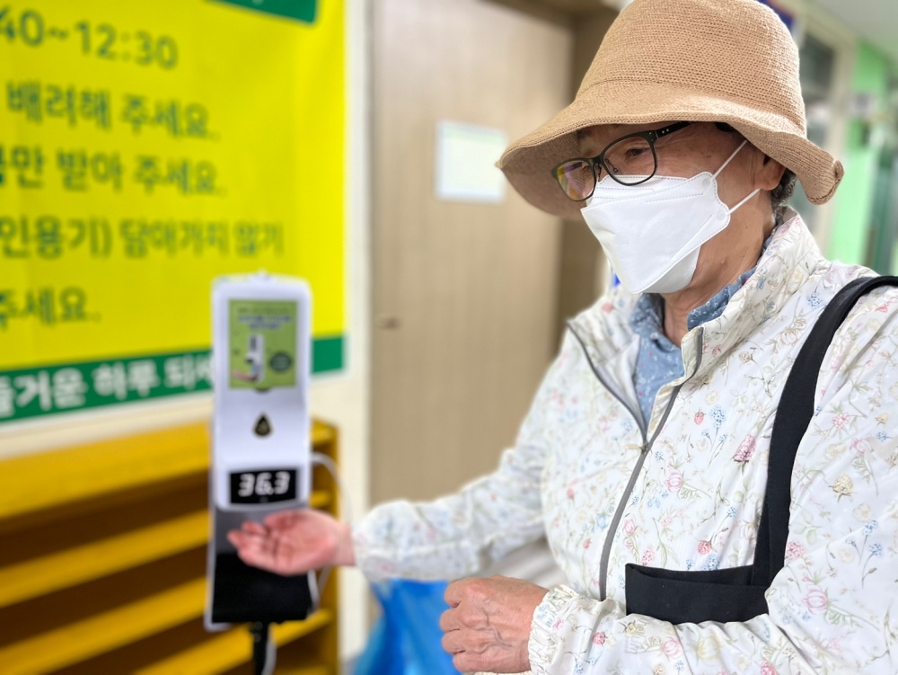 ▲ 교육 참여자가 발열체크를 하고 있다.