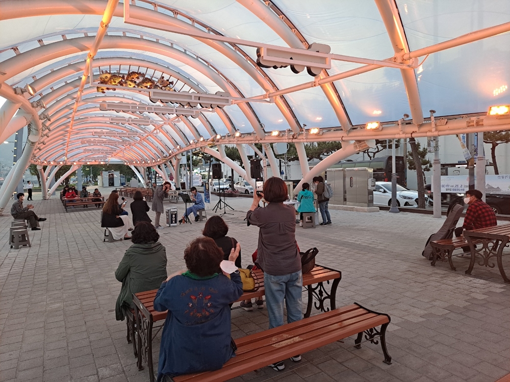 ▲ 종포 해양공원에서 버스킹을 즐기는 사람들 ⓒ조찬현