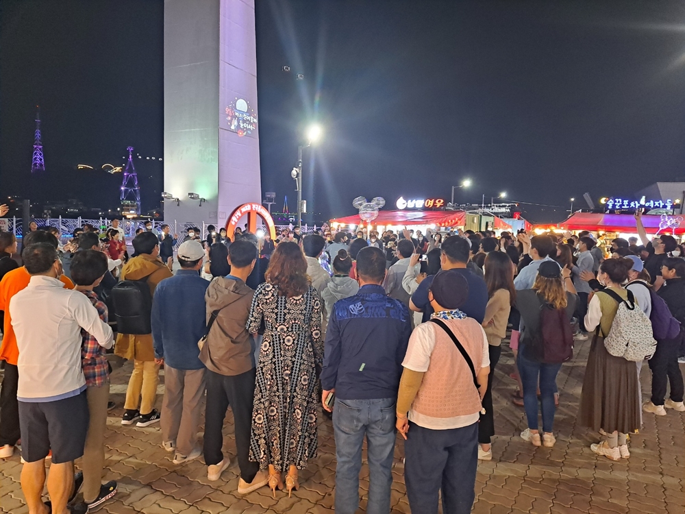 ▲ 거북선대교 아래 낭만포차 인근에서도 버스킹이 열렸다  ⓒ조찬현