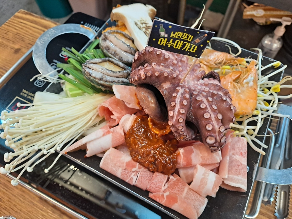 ▲음식 맛있기로 소문난 '여수야가자' 낭만포차 돌문어해물삼합 ⓒ조찬현