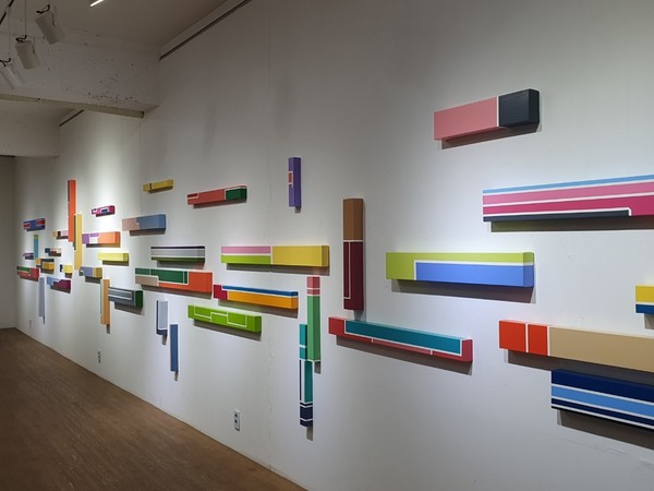 ▲   송하영,  온도의 차이 (가변설치, 캔버스에 아크릴)