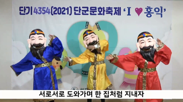 ▲   서로서로 도와가며 노래를 부르고 있다. 2021년 사진