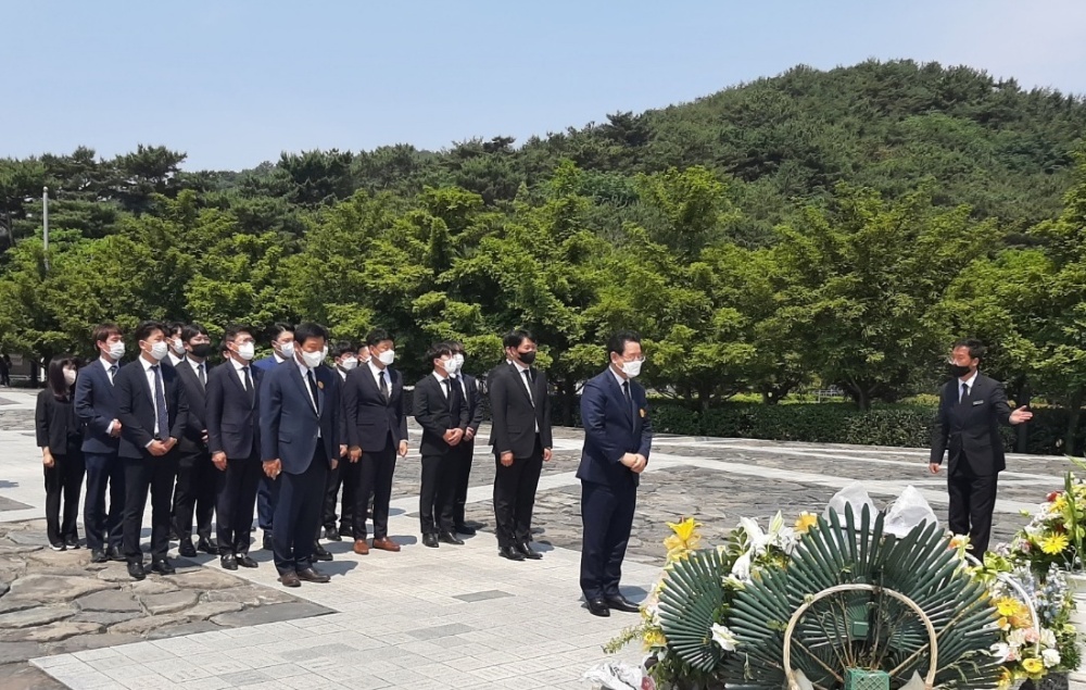 ▲ 고 노무현 전 대통령 묘역을 찾은 김영록 도지사 후보