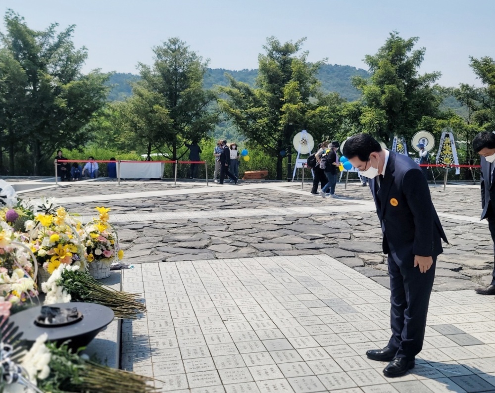 ▲ 고 노무현 전 대통령 묘역을 찾은 김영록 도지사 후보