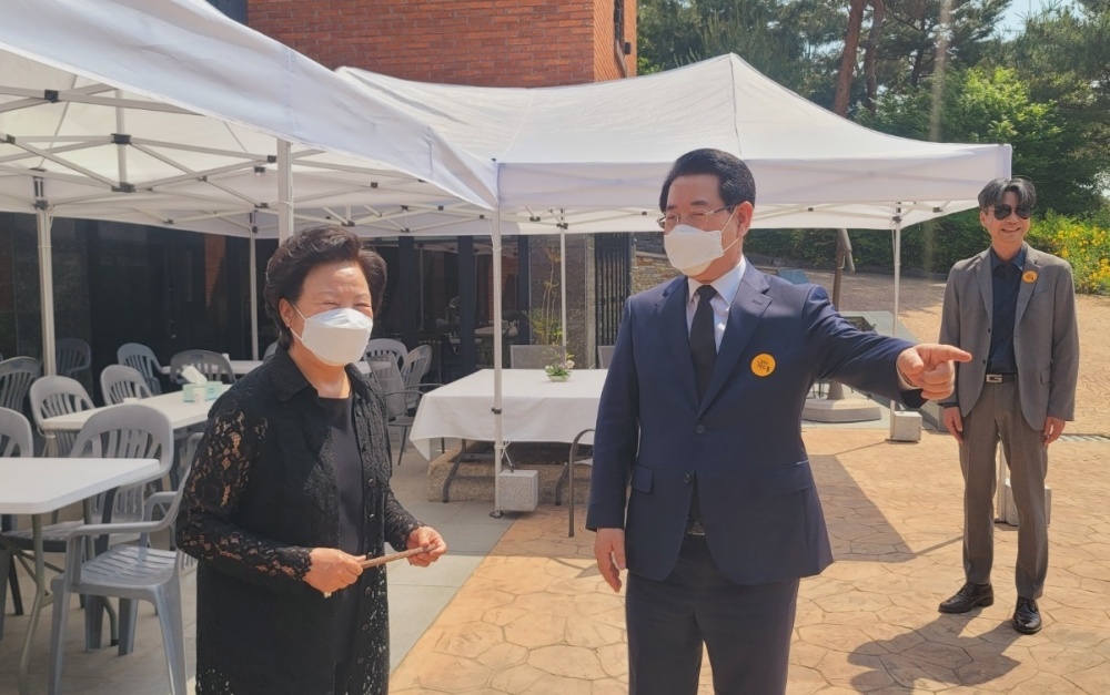 ▲ 고 노무현 전 대통령 묘역을 찾은 김영록 도지사 후보