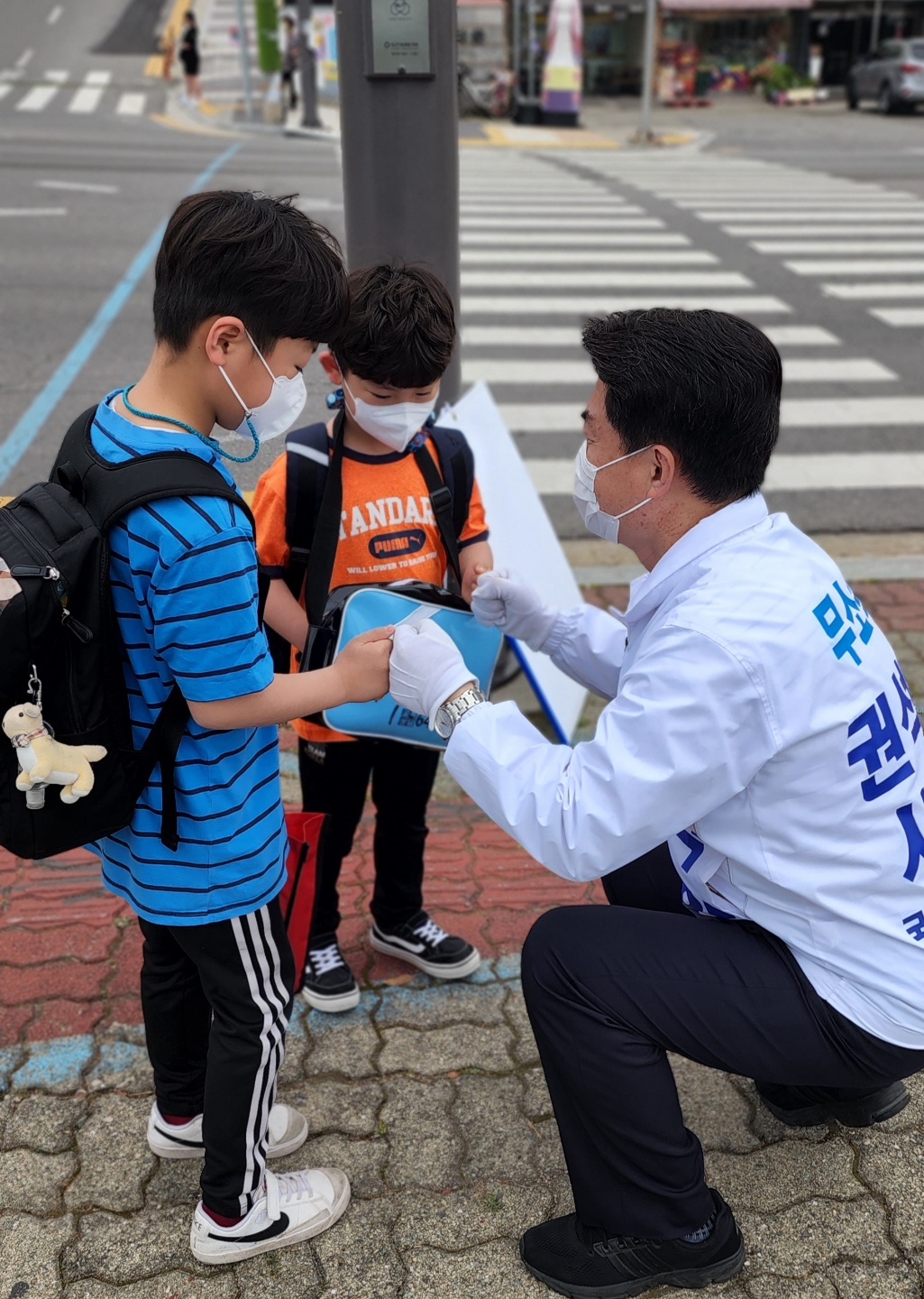▲ 선거유세 중 아이들을 만난 권석환 후보