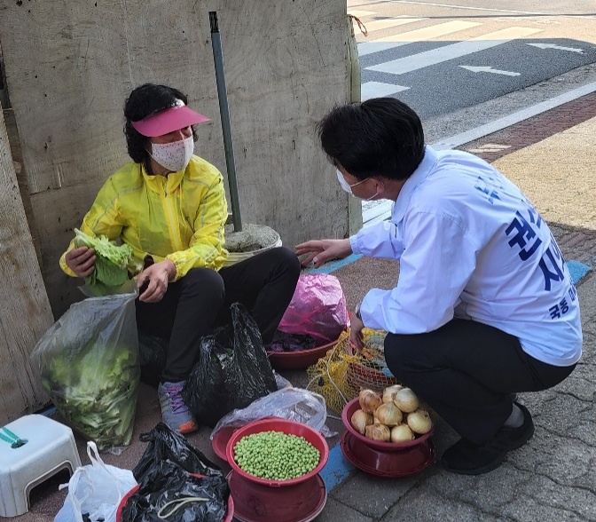 ▲ 권 후보가 지역구 주민들을 만나고 있다.